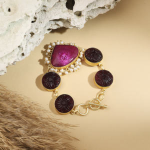 Pulsera de lujo hecha a mano con perlas de piedra tallada floral – Latón chapado en oro - Product Image 3