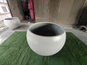 กระถางต้นไม้ทรงกลม ไฟเบอร์กลาส น้ำหนักเบา ทนทาน ดีไซน์ทันสมัย คลาสสิก สำหรับแขวน ตกแต่งบ้าน ใช้ภายนอกอาคาร ผลิตโดย KNT Creations รุ่น Maharashtra - Product Image 6