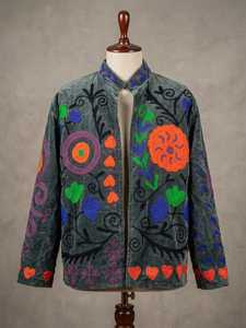 Chaqueta de terciopelo gris para mujer con bordado floral, abrigo étnico de invierno hecho a mano inspirado en Suzani, proveedores mayoristas de ropa para exportación - Product Image 3