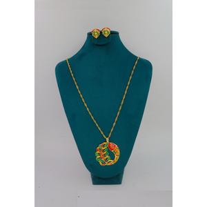 Pendentif chaîne Meenakari en plaqué or de qualité supérieure avec motif de paon, finition de luxe et vêtements traditionnels pour femmes et filles de mariée - Product Image 3