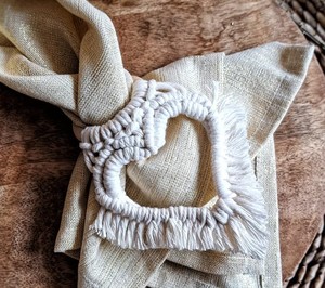 Anillos de Servilleta de Macramé con Forma de Corazón: Decoración Boho para Mesa de San Valentín (Juego de 2) - Product Image 1