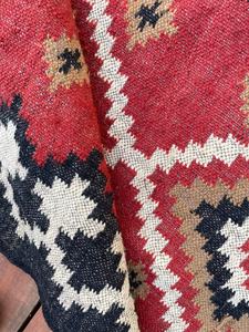Tapis artisanal du Gujarat à motif abstrait rouge, noir et blanc en laine et acrylique, rectangulaire, tufté à la main, écologique, décoration moderne pour la maison - Product Image 3