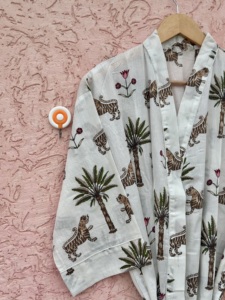 Kimono de Algodón Hecho a Mano con Estampado Floral de Selva, Estilo Bohemio Largo Indio, Maxi Vestido de Primavera/Verano con Cuello en V, Túnica de Descanso, Bata de Baño, Ropa de Playa para Mujer - Product Image 4