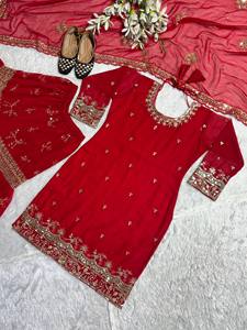 Ensemble de robe Sharara brodée rouge pour femmes, vêtements ethniques |   Salwar Kameez pakistanais en Georgette de créateur avec Dupatta |   Vêtements de fête indiens - Product Image 3