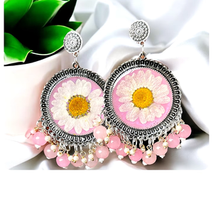 Pendientes Colgantes Jhumka de Resina Epoxi Hechos a Mano con Flores Secas, Metal Plateado, Estilo Floral Bohemio Étnico, Joyería Moderna y de Moda - Product Image 1