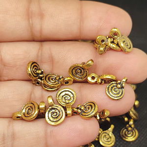 Dijes y Colgantes de Latón Hechos a Mano con Aspecto Antiguo, Personalizados, Adecuados para Diseñadores de Joyería - Product Image 1