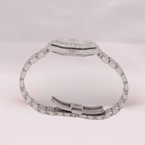 Montre-bracelet élégante en moissanite blanche avec cadran rond, bracelet serti de diamants, mouvement à quartz et détails décoratifs raffinés - Product Image 3