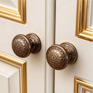 Boutons de meuble en laiton à motifs floraux, poignées rondes victoriennes, poignées de tiroir de commode en or antique, quincaillerie décorative classique pour meubles - Product Image 3