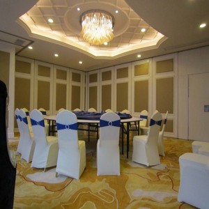 Paneles Acústicos MDF de 85 mm con Acabado Laminado para Salas de Conferencias Móviles en Campus, Divisores Flexibles para Salas de Simposios - Product Image 2