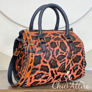 Bolso de lona personalizado de cuero vacuno con estampado de leopardo, bolso cruzado de lujo hecho a mano con cremallera para mujer, unisex, para viaje. - Product Image 1
