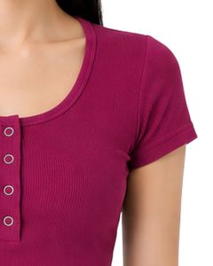 เสื้อครอปแขนสั้นทรงเข้ารูปสำหรับผู้หญิง สีม่วงแดง ผ้าริบเนื้อนุ่ม ผสมคอตตอนและสแปนเด็กซ์ ยืดหยุ่นได้ สวมใส่สบาย เหมาะสำหรับฤดูร้อน มีกระดุม - Product Image 4