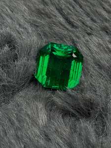 Esmeralda Natural de Corte Octogonal de 8.0 Quilates, Gema Suelta para Joyería - Product Image 3