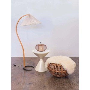 Lámpara de pie moderna de mediados de siglo con estructura metálica curva y pantalla plisada - Product Image 2