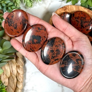 Venta al por mayor ovalada de caoba tallada a mano obsidiana piedra de preocupación arte popular grabado cristal semiprecioso ágata masaje curativo - Product Image 1