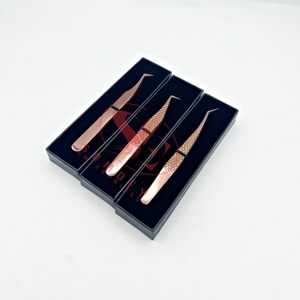 แหนบต่อขนตาปลอมทำจากสเตนเลสสตีลคุณภาพสูงสำหรับมืออาชีพด้ามจับเพชรสีโรสโกลด์ออกแบบโลโก้ได้ตามต้องการ - Product Image 3