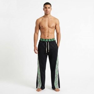 Pantalon de survêtement noir pour homme avec bandes latérales vertes, taille élastique et cordon de serrage, style décontracté, idéal pour l'automne - Product Image 3