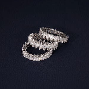 Bagues éternité en diamant pour femmes, forme poire, sertissage pavé, or blanc 10 carats, style glamour pour mariage - Product Image 2