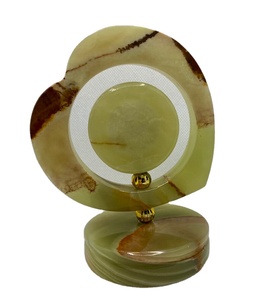 Horloge de bureau en cristal d'onyx de qualité supérieure, chiffres romains élégants et boîte cadeau, cadeau unique pour la fête des mères, la Saint-Valentin, cadeau d'entreprise pour elle - Product Image 2