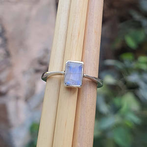 Anillo de compromiso de piedra lunar de corte esmeralda de junio de Plata de Ley 925, anillo de boda de fuego arcoíris, anillo de punta fina apilable - Product Image 4