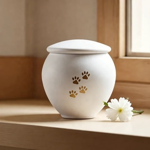 Urne funéraire pour animaux de compagnie, finition blanche, avec détail de patte artisanal, corps large et arrondi, et couvercle protecteur pour cendres commémoratives - Product Image 4