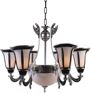 Elegante lámpara de techo tradicional para comedor, de plata antigua, con copas blancas esmeriladas, disponible a precios de mayorista. - Product Image 1