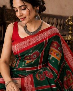 Exquisito Saree de Algodón Tejido a Mano Verde y Rojo con Motivo de Cuadrícula Pasapalli Patola Ikat y Borde Rojo, Tradicional para Bodas y Fiestas Indias - Product Image 2