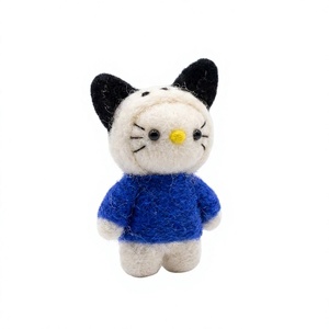 Poupées lapins en feutre de laine 100% certifiée, faites à la main, écologiques, avec pulls bleus, petites décorations de Noël d'intérieur de style dessin animé - Product Image 3