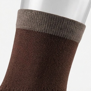 Chaussettes mi-mollet pour hommes, rayées marron, tricotées, respirantes, en coton, polyester et élasthanne, pour usage quotidien en automne, style classique - Product Image 4