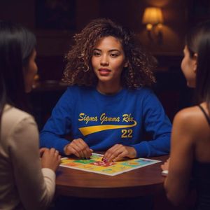 Sudadera Sigma Gamma Rho Azul Rey para Mujer, Sudadera de Forro Polar con Cuello Redondo, Diseño con Letras, Personalizada, Universitaria, Informal - Product Image 5