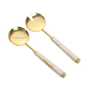 ชุดช้อนและส้อมพร้อมด้ามไม้ถูพื้นสำหรับเครื่องครัวชุดเสิร์ฟสลัดโต๊ะทำจากโลหะเคลือบทองดีไซน์ทันสมัย - Product Image 1
