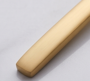 Cuillère à cocktail élégante en or mat, outil de bar minimaliste, manche en métal, design durable pour mélanger, accessoires de bar - Product Image 2