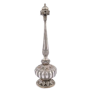 Aspersorio plateado con un remate de corona calada y una base acanalada y lobulada para rituales de iglesias y templos. Disponible al por mayor - Product Image 1