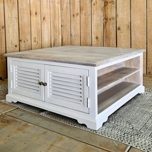 Mesa de Centro de Madera de Mango Sólida de Estilo Industrial en Acabado Blanco y Natural con Características de Gabinete, Hecha a Mano para Sala de Estar - Product Image 1