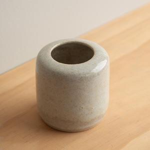 Jarrón de Cerámica Beige Minimalista con Forma Cilíndrica Compacta, Esmalte Natural Moteado y Toque Moderno para Decoración de Mesa Elegante - Product Image 4