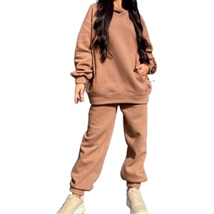 Ensemble de vêtements de détente pour femmes en deux pièces avec sweat-shirt à capuche et short personnalisés avec logo brodé, en tissu modal - Product Image 1
