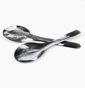Elegante cuchara hecha a mano de resina epoxi con un patrón artístico único, acabado negro brillante, cuchara decorativa para servir en la cocina o el comedor. - Product Image 1