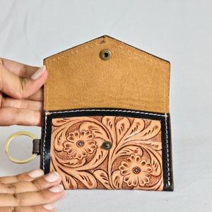 Tarjetero de Cuero Genuino Hecho a Mano con Grabado Floral, Cierre de Broche Vintage, Cartera Corta Unisex - Product Image 3