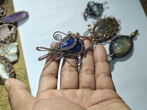 Pendentif artisanal en fil de cuivre enroulé autour d'une pierre précieuse blanche avec lapis-lazuli, collier bohème tribal, bijoux artisanaux, bijoux en pierre naturelle - Product Image 5