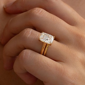 Elegante Anillo de Compromiso Solitario de Oro Amarillo de 14K con Diamante de Laboratorio de Corte Cojín de 3.50 Quilates, 4 Garras y Banda Catedral de 2MM - Product Image 3