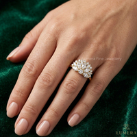 Anillo de compromiso con diamante floral de laboratorio, con piedras de acento en forma de hoja marquesa y redondas, y engaste artístico en racimo.