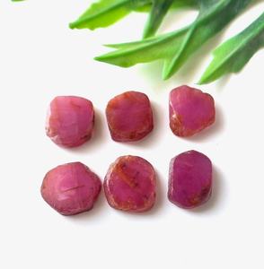 Tranche de rubis naturel du Mozambique, corindon rose-rouge, pierre brute polie, pour la fabrication de bijoux, vente en gros en vrac - Product Image 1