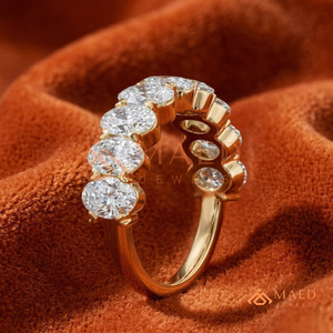 Anillo de Boda de Oro Amarillo de 14K con Moissanita de Corte Ovalado y Diamantes de Laboratorio VVS1 Color D, con Engaste de Puntas Compartidas, Tipo Media Eternidad, para Mujer - Product Image 2
