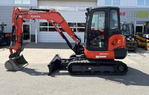 Mini-excavatrice compacte Kubota modèle KX040-4 2022 – Poids : 9 200 lb, puissance du moteur : 40,4 CV, 1 453 heures de fonctionnement - Product Image 2