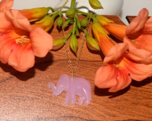 Pendentif éléphant de créateur avec serti clos de pierres précieuses, breloque animale, style bohème, plaqué or 18 carats, certifié IGI, 7,2g, pour soirée et mode - Product Image 5