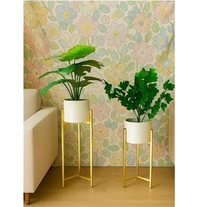 Support de pot de fleurs en métal haut de gamme avec pot blanc, design triangulaire fait main durable pour pots lourds et décoration intérieure élégante - Product Image 1