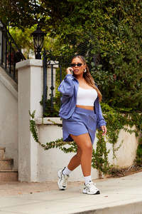 Ensemble décontracté 2 pièces coupe-vent léger pour femme : sweat à capuche zippé à col montant et short à coupe décontractée avec poignets élastiques - Product Image 5
