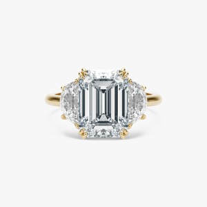 Anillo de compromiso de lujo de oro amarillo de 14 quilates con tres diamantes cultivados en laboratorio de corte esmeralda y engaste de puntas para mujer, ideal para fiestas y ocasiones especiales. - Product Image 2