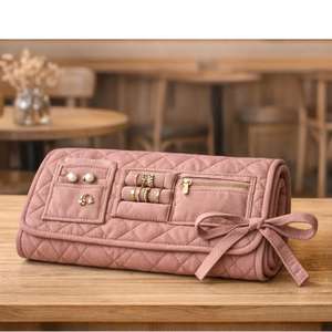 Este artículo es un bolso de hombro tipo hobo en forma de media luna para mujer, comúnmente hecho de cuero PU de alta calidad con cremallera metálica. - Product Image 5