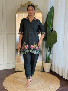 Ensemble Salwar Kameez en viscose brodé de fleurs pour femmes, coupe ample, tenue ethnique décontractée, longueur cheville, style traditionnel, pour les fêtes - Product Image 1