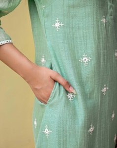 ชุดเซ็ตเสื้อผ้า KV สีเขียวพาสเทล แต่งกระจก ทรงเอไลน์ (ชุด 2 ชิ้น) - Product Image 5